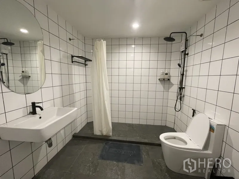 สำนักงานที่บ้าน ให้เช่าหรือขายในWatthana, Bangkok - ห้องน้ำกว้าง กระเบื้องสีขาว ฝักบัวเรนชาวเวอร์ อ่างล้างหน้า และโถสุขภัณฑ์