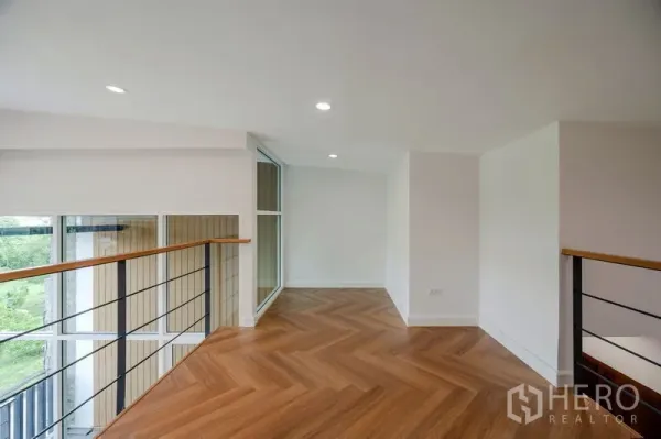 ทาวน์เฮาส์ ขายในLat Phrao, Bangkok - พื้นที่ชั้นลอยพร้อมราวกันตก พื้นไม้ลายก้างปลา ข้างหน้าต่างสูง