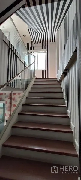 Home Office for sale in Wang Thonglang, Bangkok - Staircase with striped walls and a window bringing natural light.