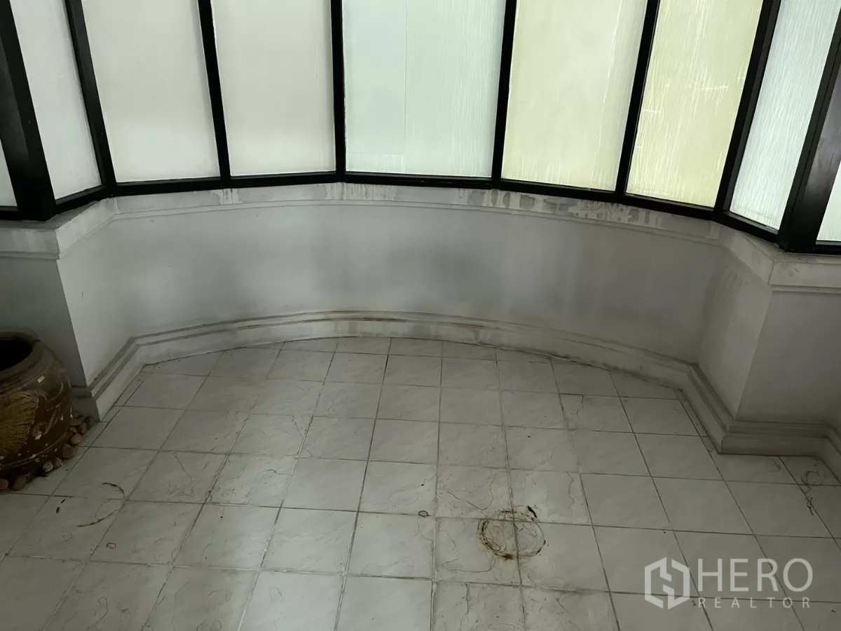 บ้าน ให้เช่าในWatthana, Bangkok - มุมหน้าต่างกระจกโค้ง กระจกฝ้า พื้นกระเบื้องสีขาว.