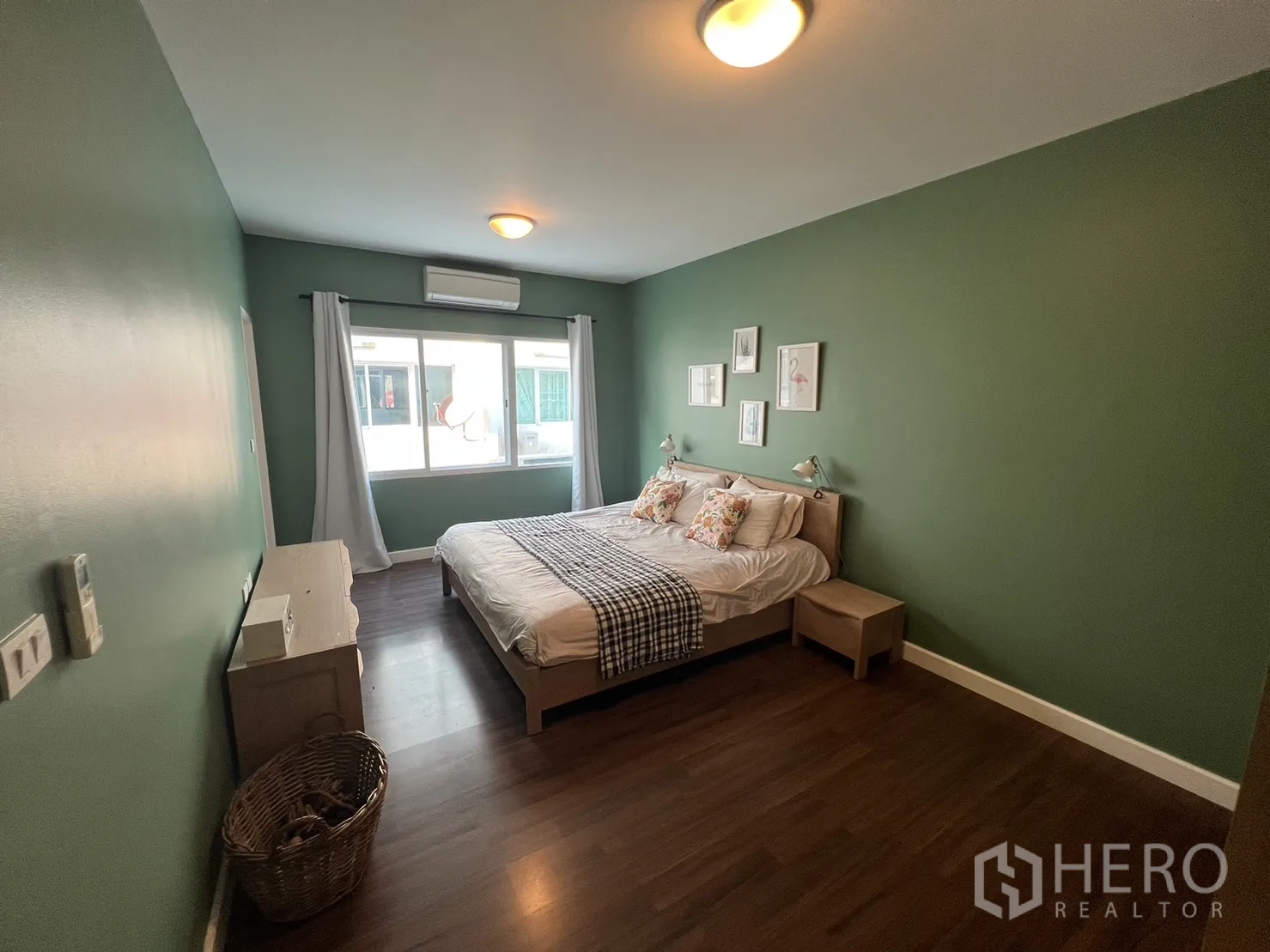 ทาวน์เฮาส์ for rent in Suan Luang, Bangkok - ห้องนอนกว้างผนังสีเขียว เตียงคู่ และหน้าต่างบานใหญ่.