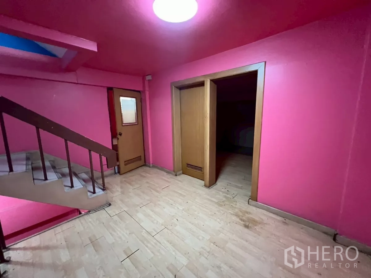 อาคารพาณิชย์ ให้เช่าในWatthana, Bangkok - โถงบันได ผนังสีชมพู ประตูไม้ และบันไดภายใน