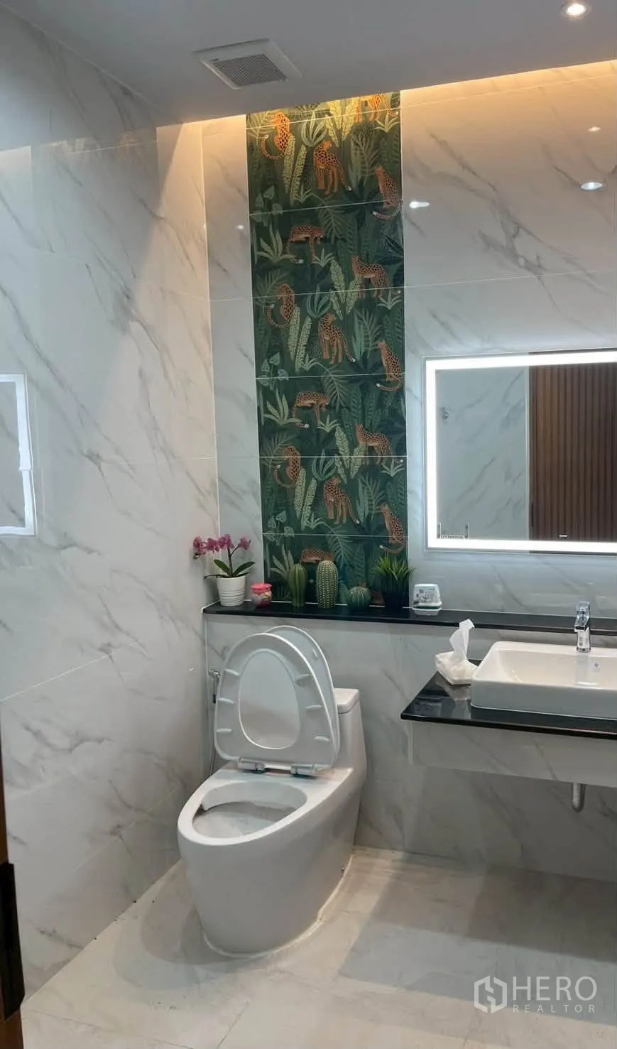 โกดัง for rent in Taling Chan, Bangkok - ห้องน้ำสว่างตาพร้อมโถสุขภัณฑ์ อ่างล้างหน้าพร้อมกระจกไฟ และผนังลวดลายตกแต่ง.
