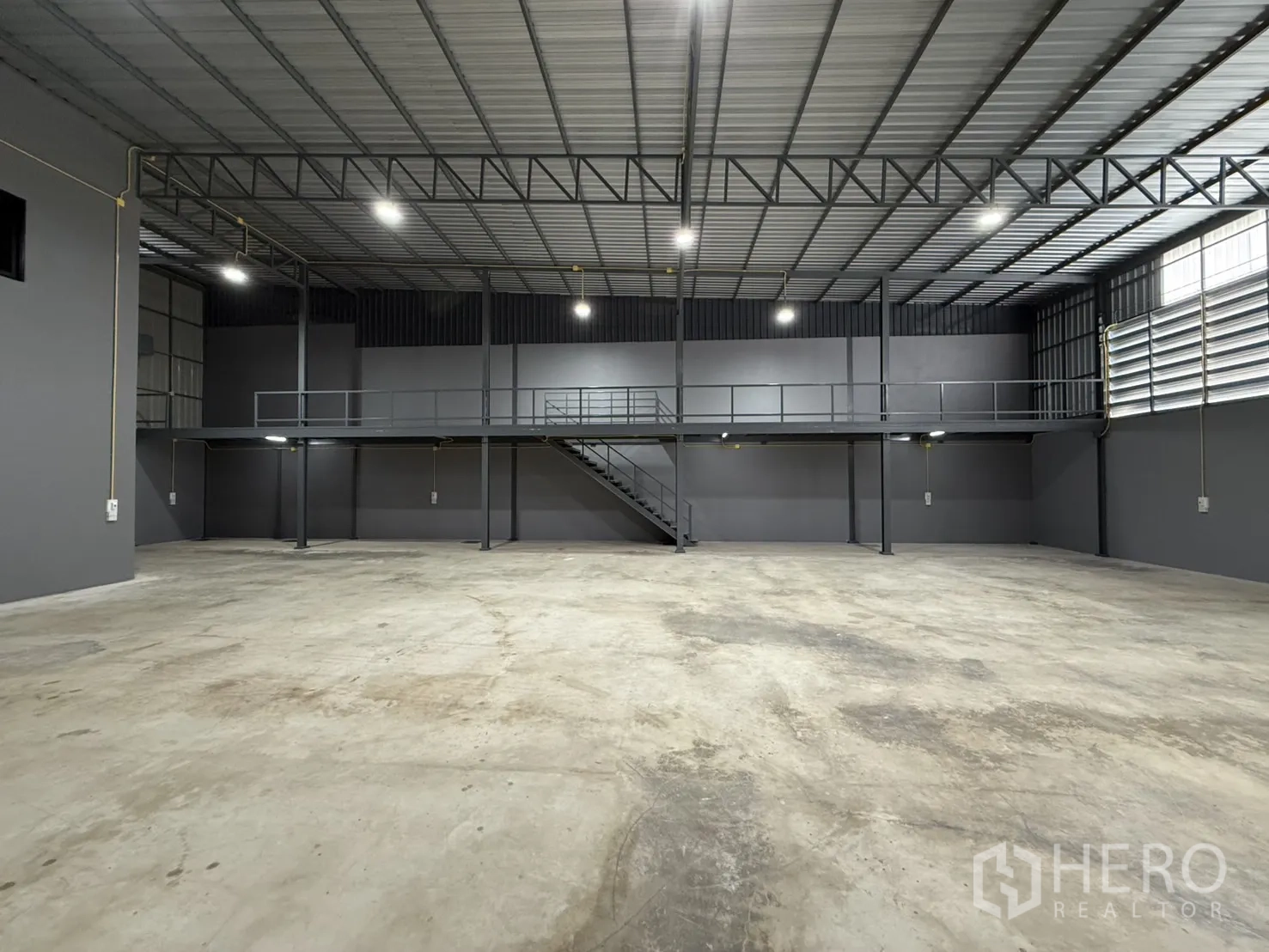 โกดัง for rent in Lam Luk Ka, Pathum Thani - มุมมองภายในโกดังไปยังชั้นลอยและช่องระบายอากาศ