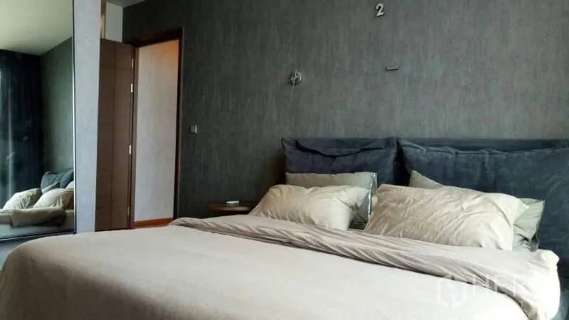 คอนโด ให้เช่าหรือขายในWatthana, Bangkok - ห้องนอนใหญ่เตียงคิงไซส์ ผนังลายเท็กซ์เจอร์ และกระจกแบบเต็มตัว