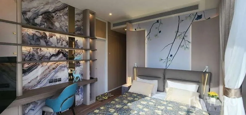 คอนโด ให้เช่า - ห้องนอนพร้อมผนังลายศิลป์ ชั้นวางของ และโต๊ะทำงาน