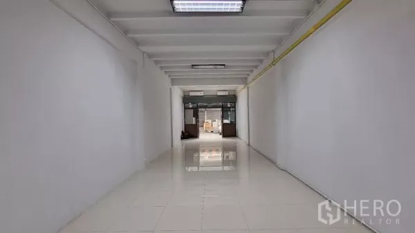 ทาวน์เฮาส์ ให้เช่าในHuai Khwang, Bangkok - พื้นที่ชั้นล่างแบบโอเพ่นแปลน ปูกระเบื้องสีขาวเงาและหน้ากระจก