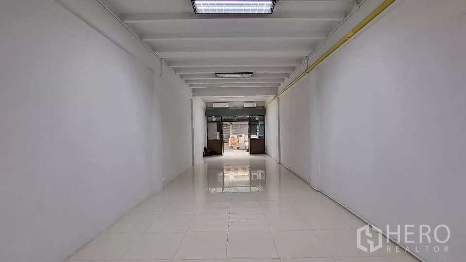 ทาวน์เฮาส์ ให้เช่าในHuai Khwang, Bangkok - พื้นที่ชั้นล่างแบบโอเพ่นแปลน ปูกระเบื้องสีขาวเงาและหน้ากระจก