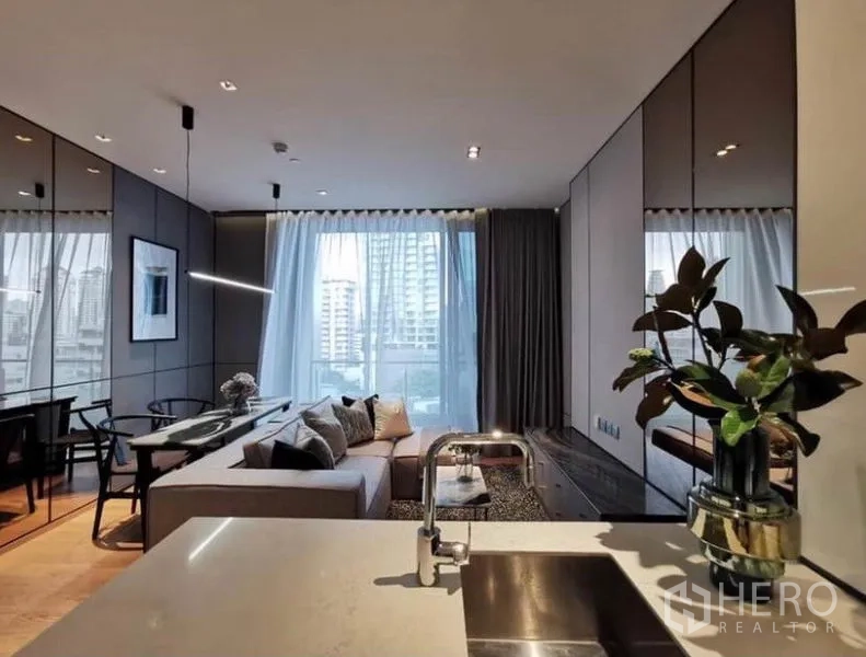 คอนโด ให้เช่าในKhlong Toei, Bangkok - อ่างล้างจานครัวมองออกไปยังห้องนั่งเล่นและหน้าต่างบานใหญ่