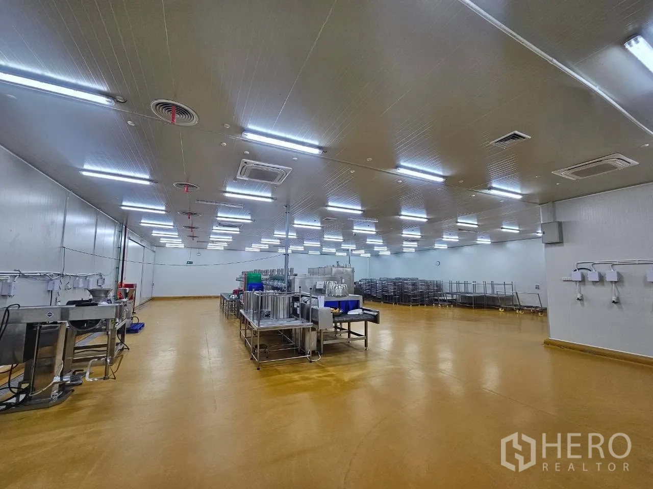 工厂 for rent in Mueang Samut Sakhon, Samut Sakhon - 大型洁净式大厅，设备、推车与明亮灯光。