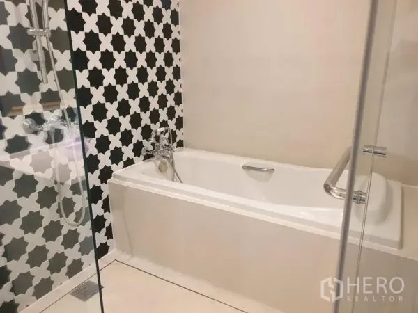 คอนโด ให้เช่าในKhlong Toei, Bangkok - ห้องน้ำสไตล์โมเดิร์น มีตู้กั้นกระจกและอ่างอาบน้ำ ผนังกระเบื้องขาวดำ