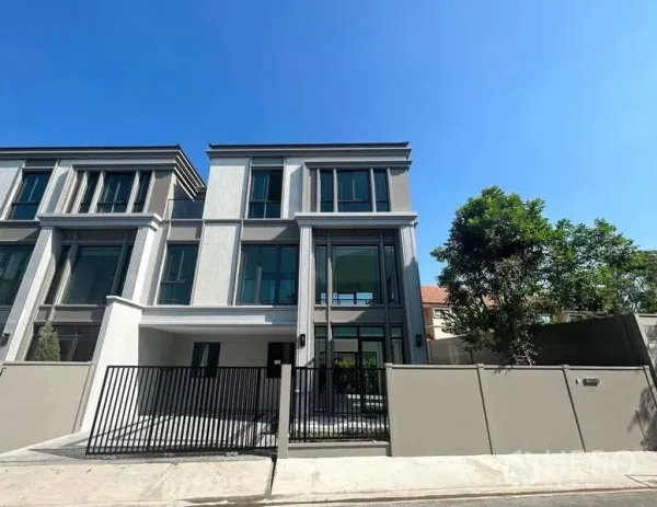 Townhouse for rent in Suan Luang, Bangkok - Front elevation of the corner townhouse with private gate and driveway.