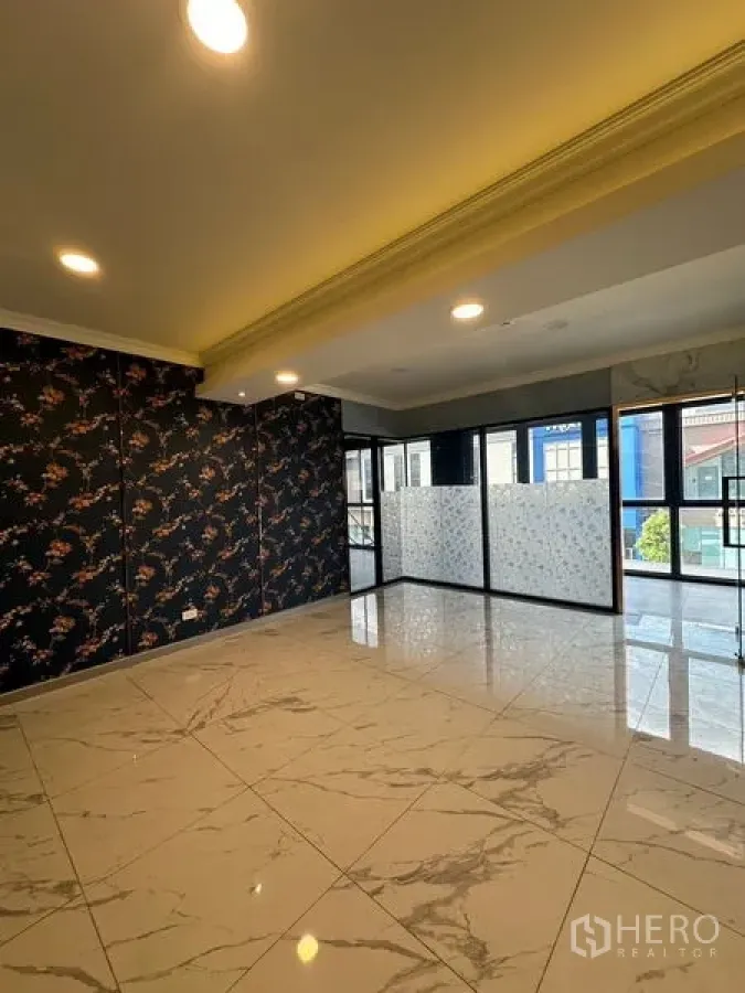 零售空间 出租在Bang Na, Bangkok - 明亮的商铺室内，仿大理石地砖、筒灯与通透玻璃隔断，引入充足采光。