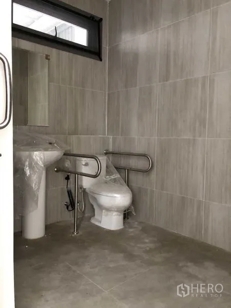工厂 出租或出售在Samut Prakan - 无障碍卫生间，配扶手与瓷砖墙面。