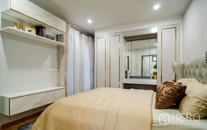 บ้าน ขายในLam Luk Ka, Pathum Thani - อีกมุมของห้องนอนรอง โชว์ตู้เสื้อผ้าบิลท์อินและโต๊ะเครื่องแป้งกระจก