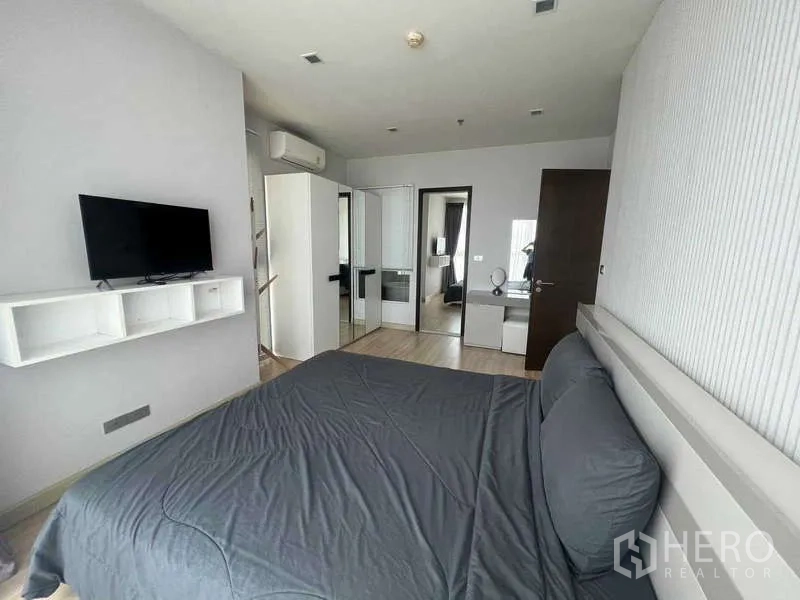 คอนโด ขายในKhlong Toei, Bangkok - อีกมุมของห้องนอน ตู้เสื้อผ้าบานกระจก โต๊ะเครื่องแป้ง และเครื่องปรับอากาศ