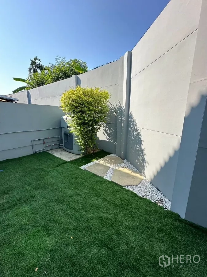 ทาวน์เฮาส์ ให้เช่าในBang Phli, Samut Prakan - สวนหลังบ้านส่วนตัว สนามหญ้าเทียม ทางเดินหิน และกำแพงสูง