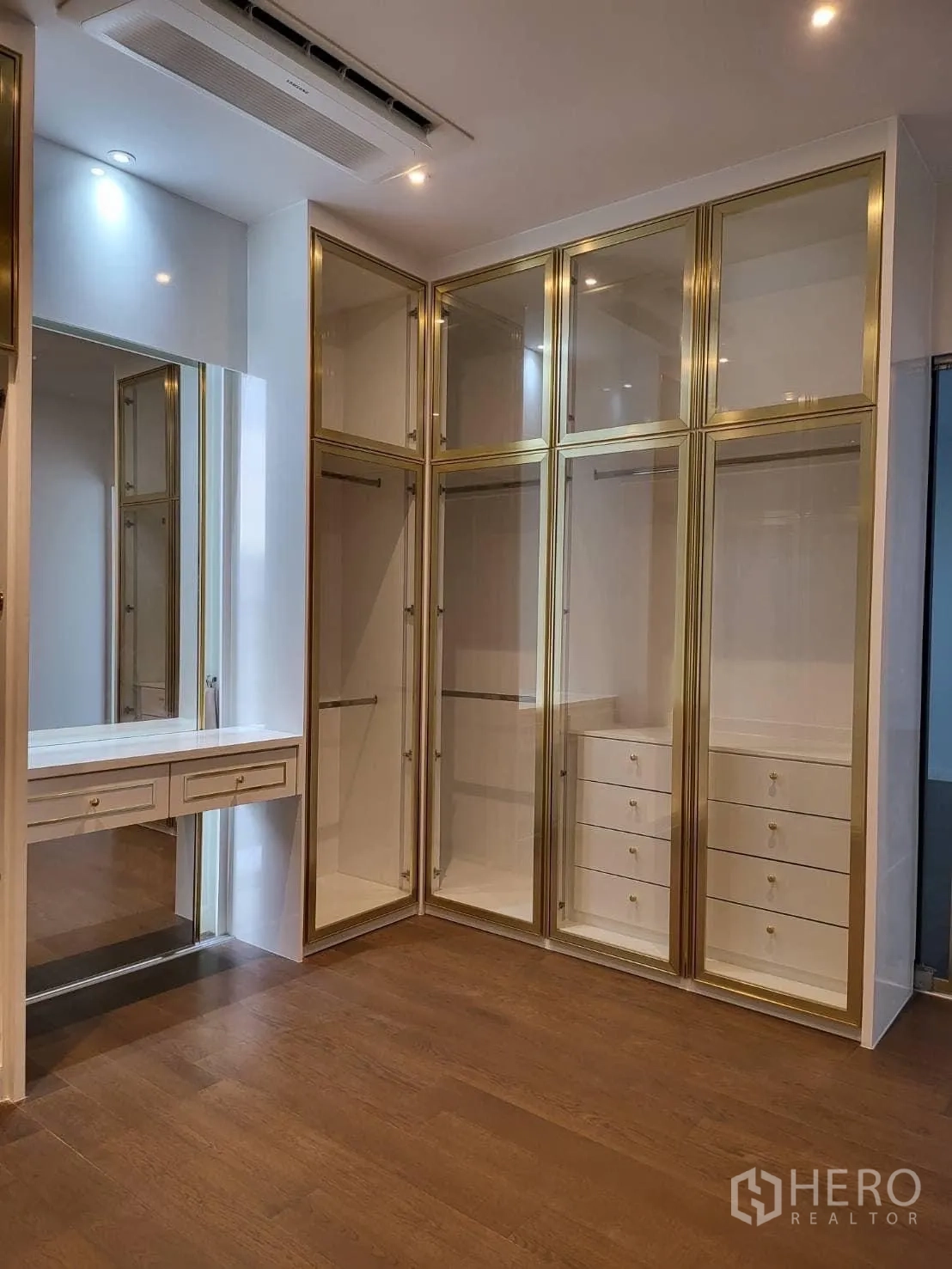 独立式住宅 出租 - 衣帽间另一角度，通顶收纳与化妆台