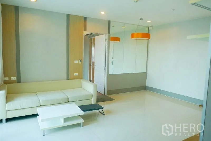 คอนโด ให้เช่าหรือขายในKhlong San, Bangkok - ห้องรับแขกสว่าง โซฟาสีครีม โต๊ะกาแฟ และผนังกระจกแต่ง