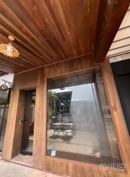 พื้นที่ขายปลีก ให้เช่า - ด้านหน้าร้านกรุไม้พร้อมกระจกโชว์และฝ้าไม้ใต้กันสาด