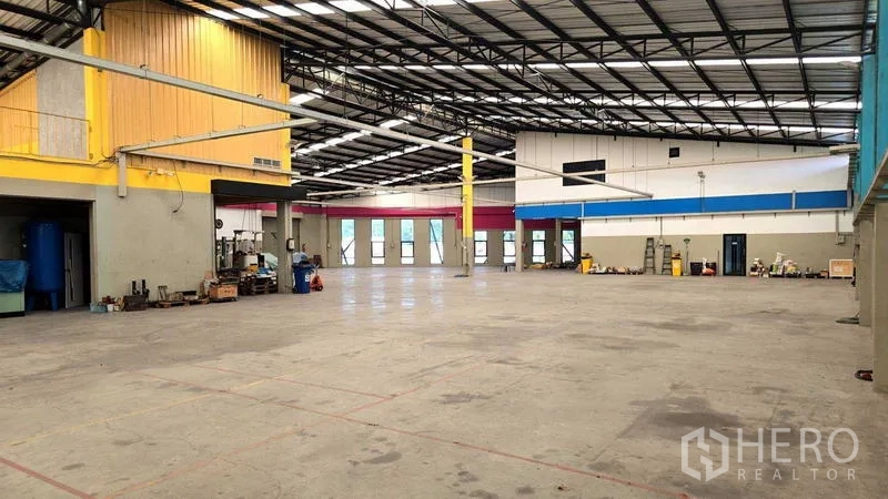 工厂 出售在Saphan Sung, Bangkok - 大面积无柱生产区，多个装卸卷帘门与高顶。