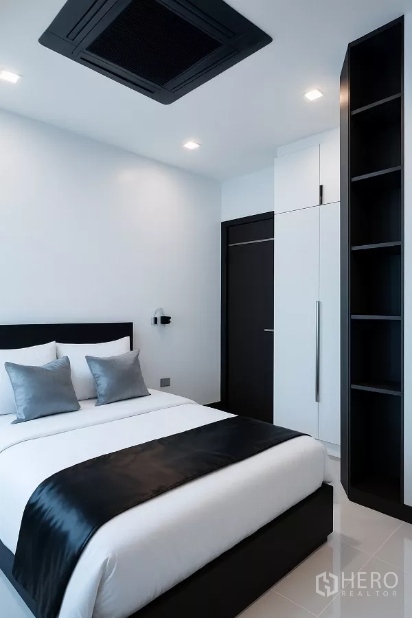 บ้าน ให้เช่าในWang Thonglang, Bangkok - ห้องนอนเตียงควีน แอร์ฝังฝ้าแบบคาสเซ็ต และตู้เสื้อผ้าบิวท์อิน