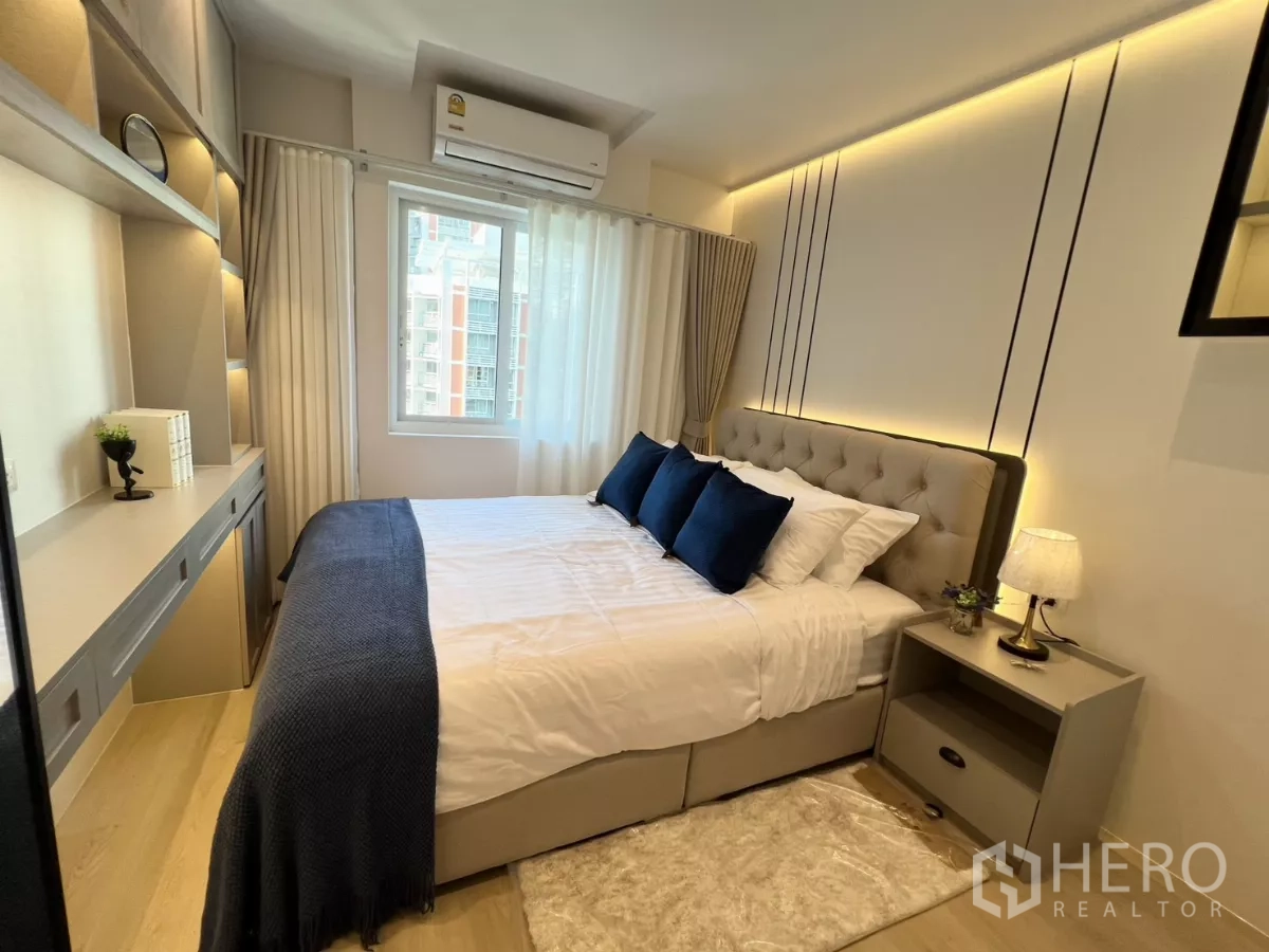 公寓 出售在Yan Nawa, Bangkok - 第二卧室，双人床、发光床头与内置搁架。