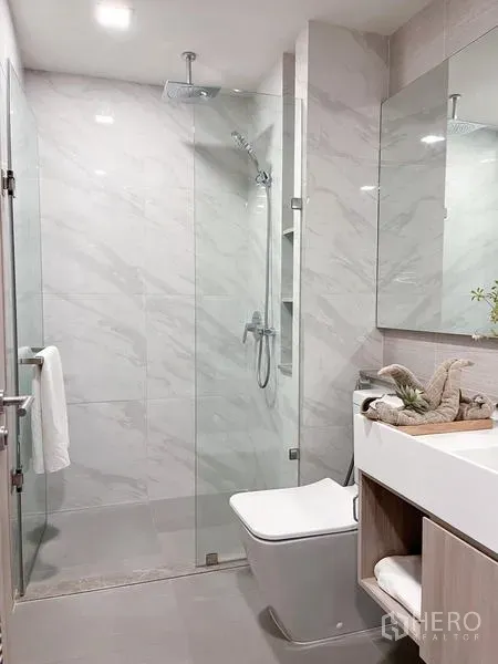 คอนโด ให้เช่าในWatthana, Bangkok - ห้องน้ำสว่าง โชว์เวอร์กระจก สุขภัณฑ์แขวนผนัง และผนังลายหินอ่อน