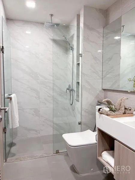 คอนโด ให้เช่าในWatthana, Bangkok - ห้องน้ำสว่าง โชว์เวอร์กระจก สุขภัณฑ์แขวนผนัง และผนังลายหินอ่อน