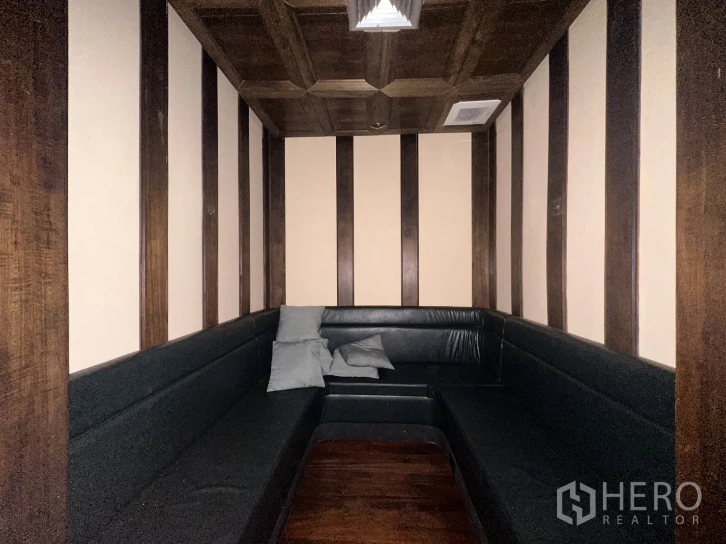 Detached House for rent - Cozy booth room with U-shaped built-in leather seating and wood trim.