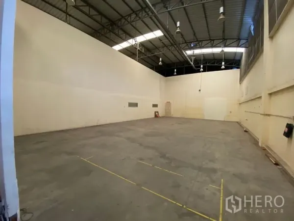 คลังสินค้า ให้เช่าในBueng Kum, Bangkok - ช่องเก็บสินค้าโล่ง พื้นคอนกรีตเรียบ ผนังสูง และโคมไฟอุตสาหกรรมแขวน