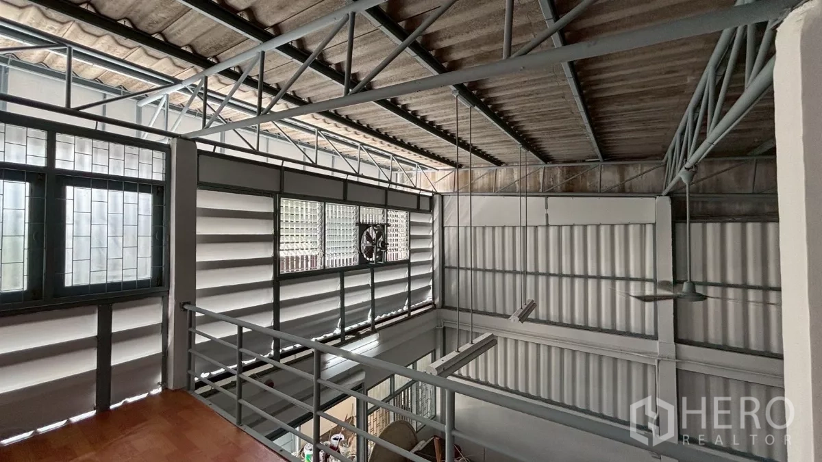 คลังสินค้า ให้เช่าหรือขายในKhlong San, Bangkok - ผนังชั้นลอยมีหน้าต่างระบายอากาศและพัดลมดูดอากาศ