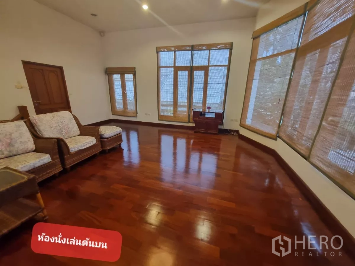 สำนักงานที่บ้าน ให้เช่าหรือขายในChatuchak, Bangkok - ห้องนั่งเล่นชั้นบน หน้าต่างบานกว้าง ม่านมู่ลี่ไม้ไผ่ และพื้นไม้
