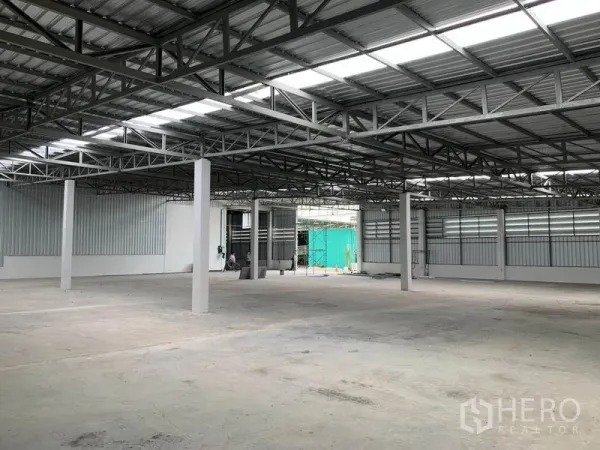 คลังสินค้า ให้เช่าในMueang Pathum Thani, Pathum Thani - พื้นที่เก็บสินค้าแบบเปิดโล่ง เพดานสูง พื้นคอนกรีต และประตูม้วนขนาดใหญ่สำหรับโหลดของ