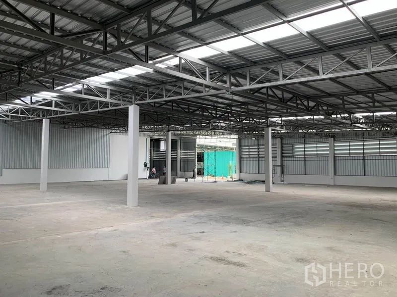 คลังสินค้า ให้เช่าในMueang Pathum Thani, Pathum Thani - พื้นที่เก็บสินค้าแบบเปิดโล่ง เพดานสูง พื้นคอนกรีต และประตูม้วนขนาดใหญ่สำหรับโหลดของ
