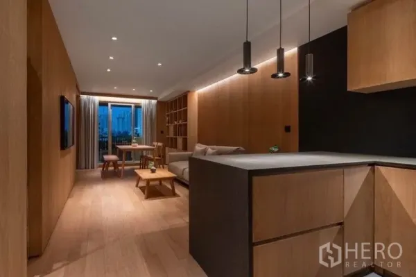 คอนโด ให้เช่าในPhaya Thai, Bangkok - มุมมองจากครัวสู่โซนนั่งเล่นและรับประทานอาหาร พร้อมชั้นบิลท์อินและระเบียง