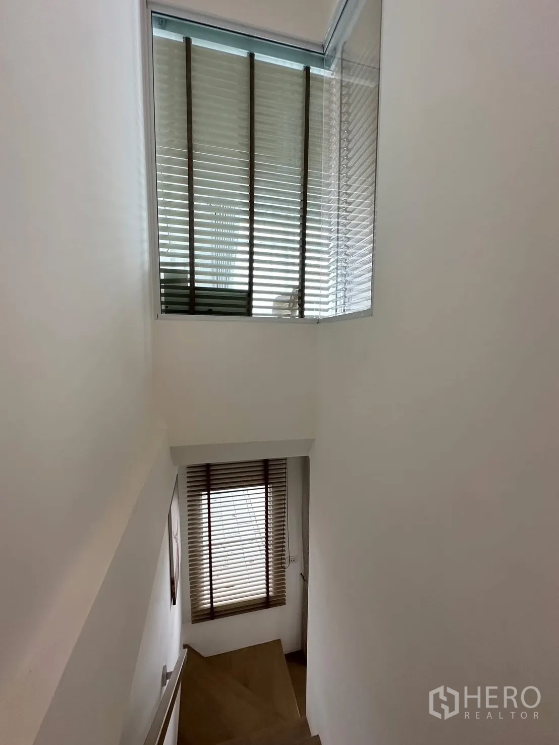 联排别墅 for rent in Prawet, Bangkok - 楼梯过道设窗户与百叶帘，采光良好。