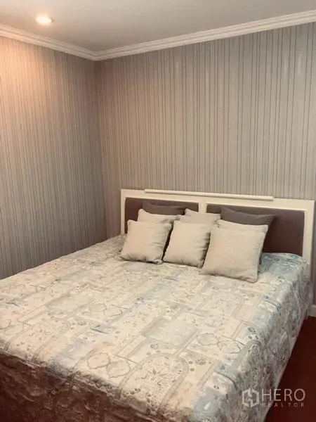 คอนโด ขายในWatthana, Bangkok - ห้องนอนที่สอง ชุดผ้าปูโทนสุภาพ ผนังตกแต่งเซาะร่อง และไฟดาวน์ไลต์