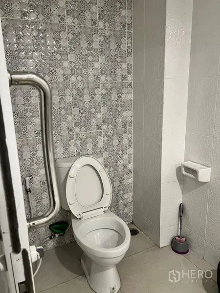 อาคารพาณิชย์ ให้เช่าในWatthana, Bangkok - ห้องน้ำปูกระเบื้องลายเทา พร้อมโถสุขภัณฑ์แบบชักโครก