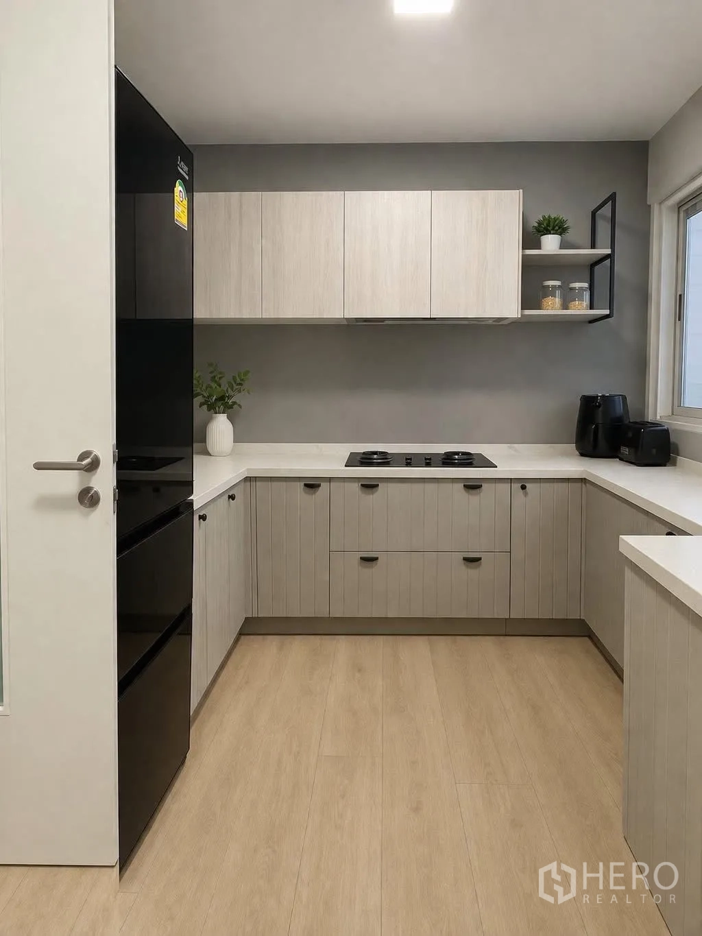 บ้านแฝด for rent in Prawet, Bangkok - ครัวบิลท์อินรูปตัว U ตู้ไม้ลายอ่อน เตาและตู้เย็นสีดำ พร้อมหน้าต่าง