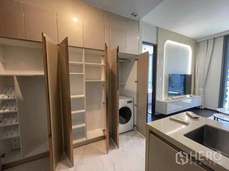 คอนโด ให้เช่า - ตู้เก็บของบิวท์อินขนาดใหญ่พร้อมเครื่องซักผ้าในห้อง
