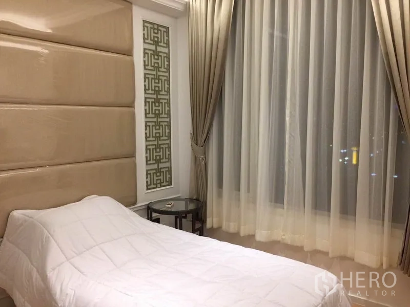 公寓 出租在Sathon, Bangkok - 次卧设大窗与纱帘，可见城市夜景，位于沙吞公寓。