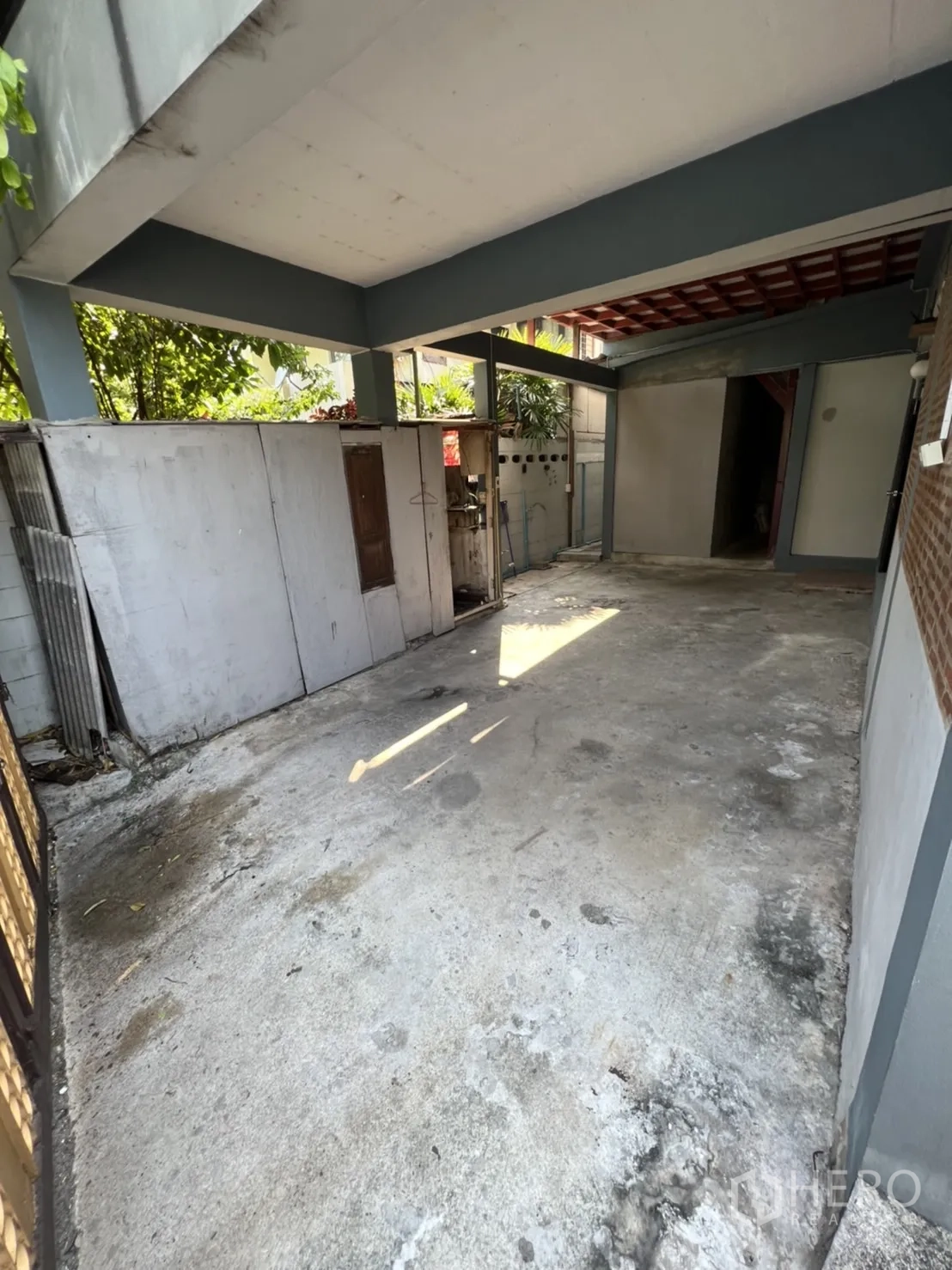 Home Office for rent in Watthana, Bangkok - Bathroom finished with marble-look tiles and a pink vanity counter.