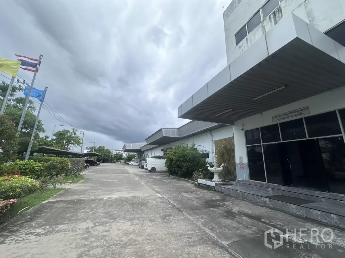 โรงงาน ขายในLat Krabang, Bangkok - ทางวิ่งด้านนอกมีสวนตกแต่งและเสาธงหน้าสำนักงาน
