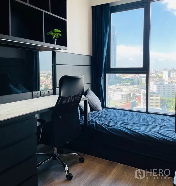 คอนโด ให้เช่าในBang Na, Bangkok - ห้องนอนที่สองพร้อมโต๊ะทำงาน ชั้นวางของ และเตียงเดี่ยวหันสู่วิวเมือง