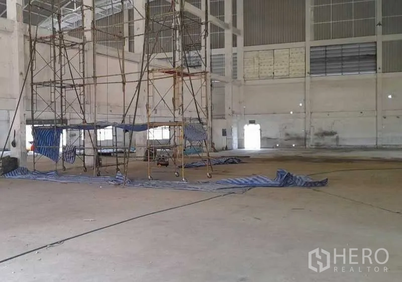 โรงงาน ให้เช่าในMueang Samut Prakan, Samut Prakan - โครงนั่งร้านและผ้าใบบนพื้นคอนกรีตภายในพื้นที่การผลิตขนาดใหญ่