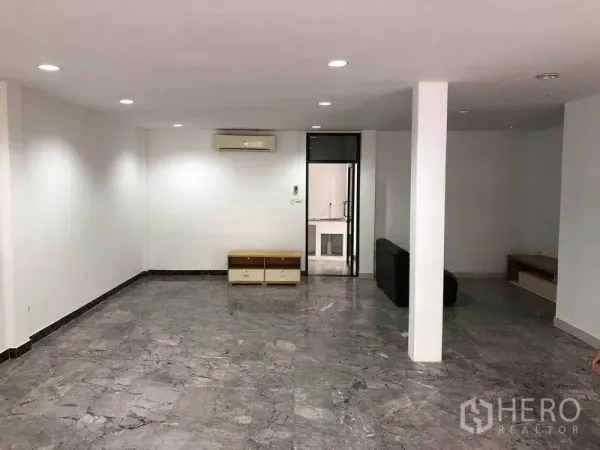 ทาวน์เฮาส์ ให้เช่าในWatthana, Bangkok - ห้องนั่งเล่นกว้าง มีเสากลาง ไฟดาวน์ไลท์ เครื่องปรับอากาศ และทางเข้าครัว