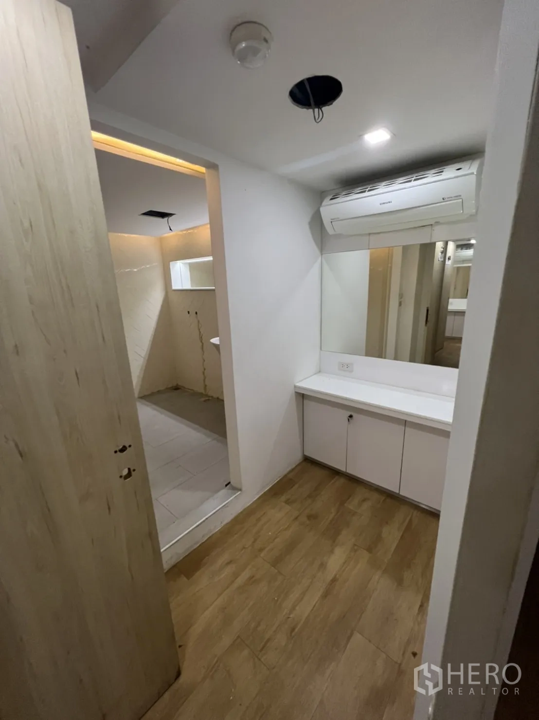 店屋 出租或出售在Watthana, Bangkok - 走廊带梳妆台，通往瓷砖服务区