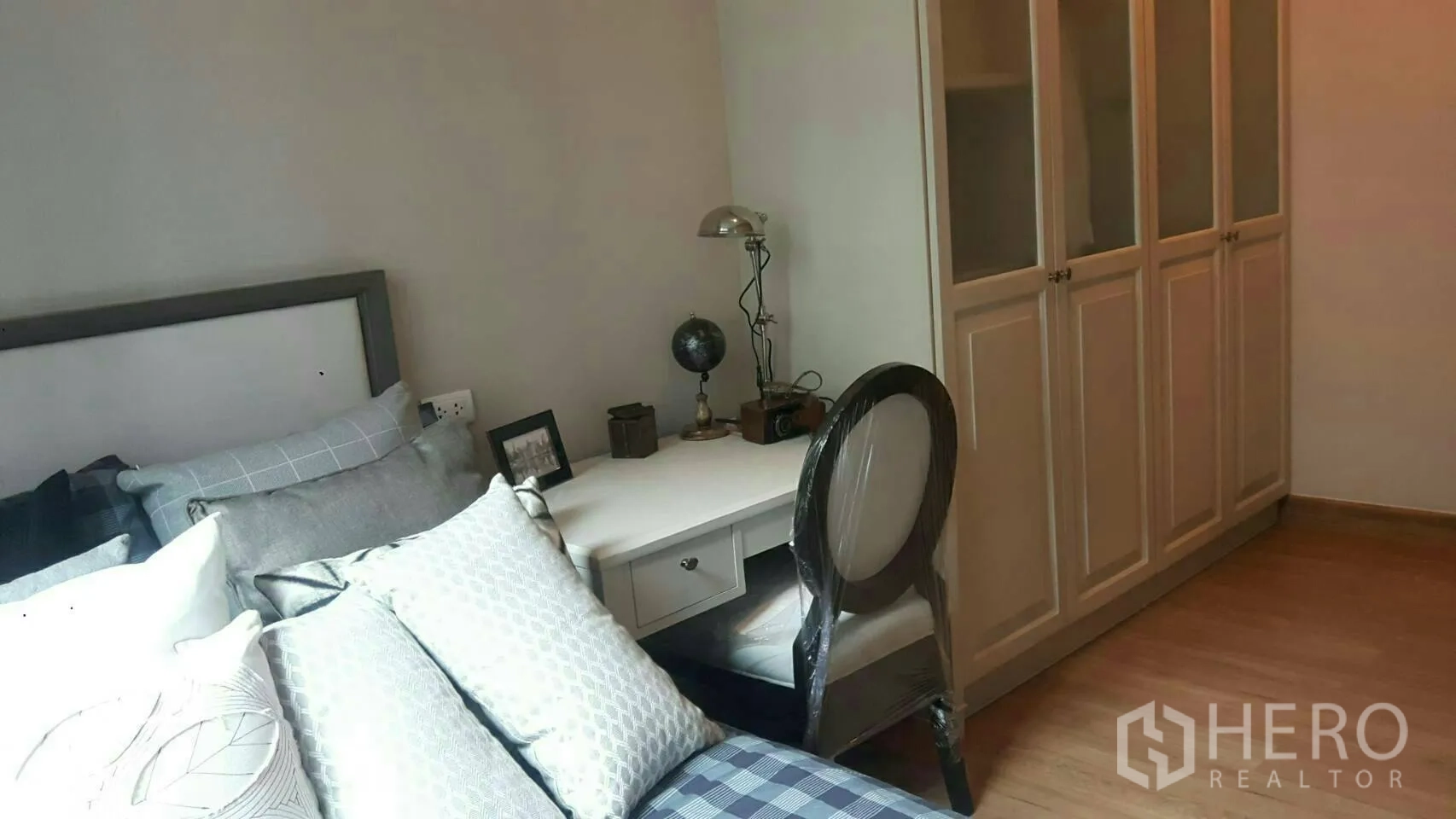 คอนโด ให้เช่าในPathum Wan, Bangkok - ห้องนอนที่สองมีโต๊ะทำงาน เก้าอี้ และตู้เสื้อผ้าบานทึบเต็มสูง