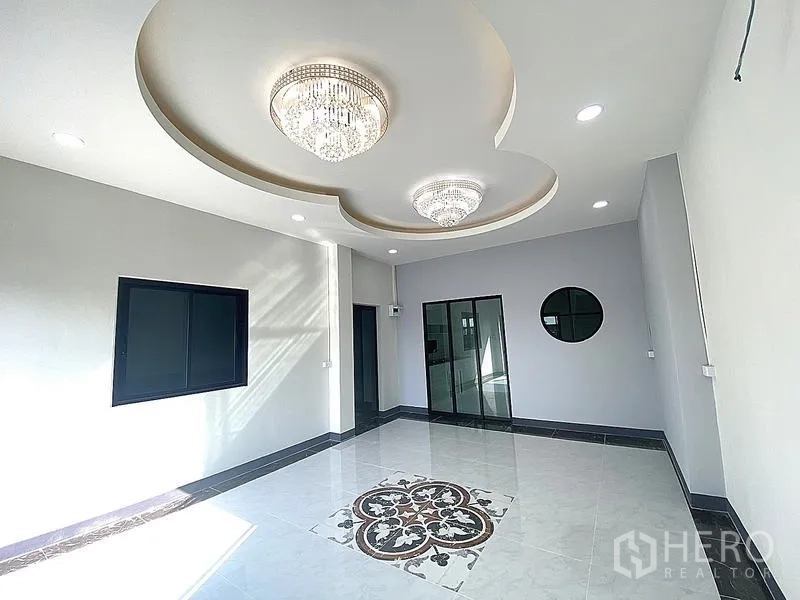 货栈 出租在Mueang Pathum Thani, Pathum Thani - 办公室休息区，造型吊顶与水晶吊灯，中间装饰地砖。